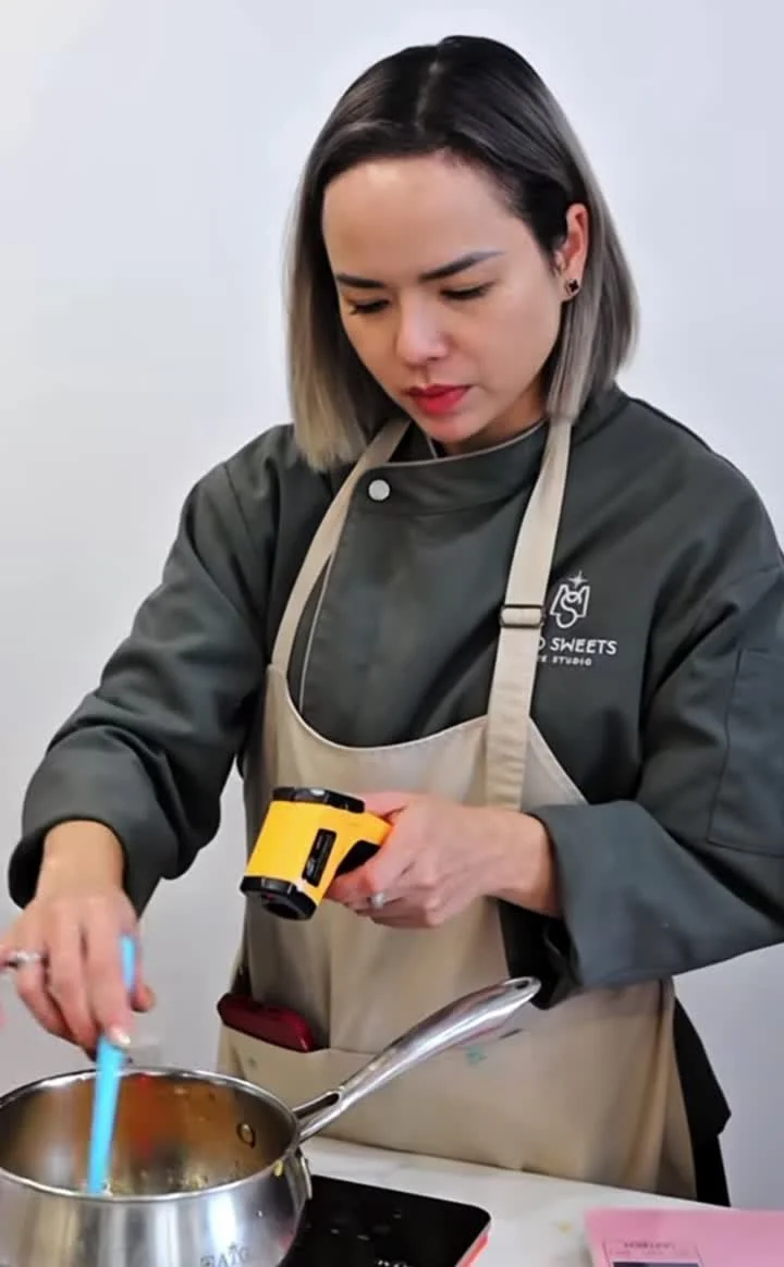 Baking techniques, hands-on instruction and cake finishing in the classroom.