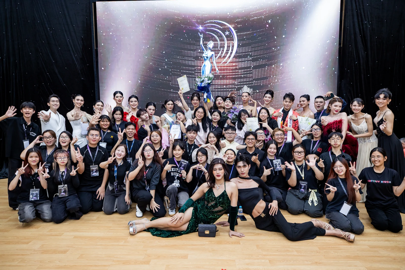 Ảnh tập thể trước sân khấu Celestia trong tư liệu mùa 2025.