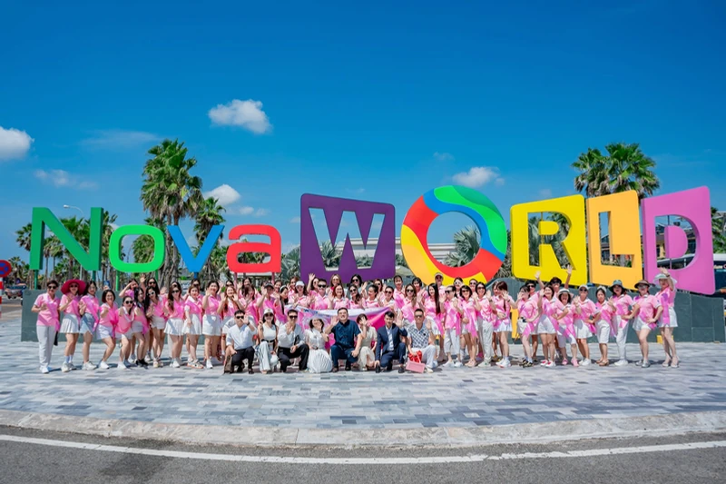 Ảnh tập thể trước chữ NovaWorld trong portfolio Hoa hậu Thẩm Mỹ Việt Nam.